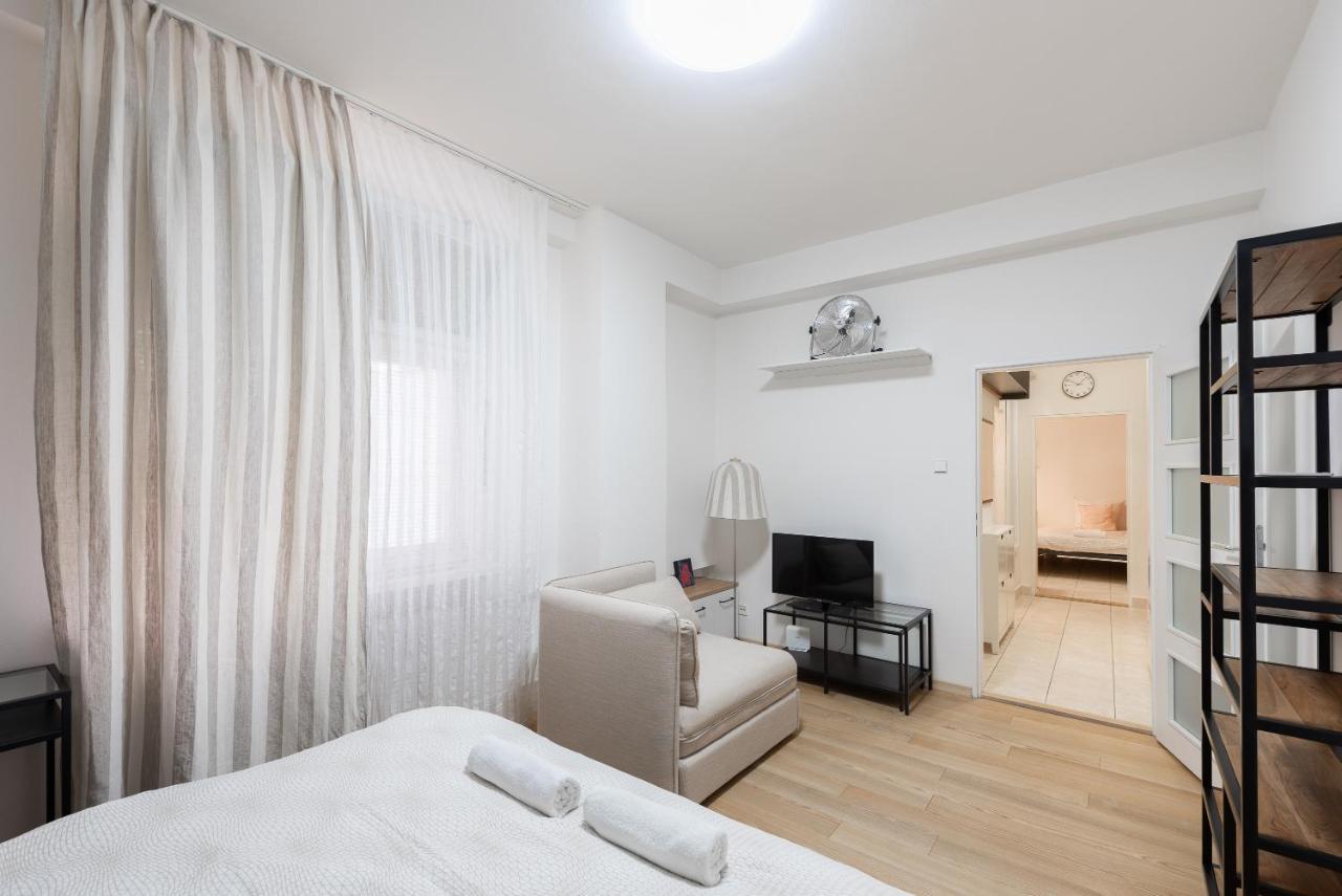 Lotus Apartment Praag Buitenkant foto