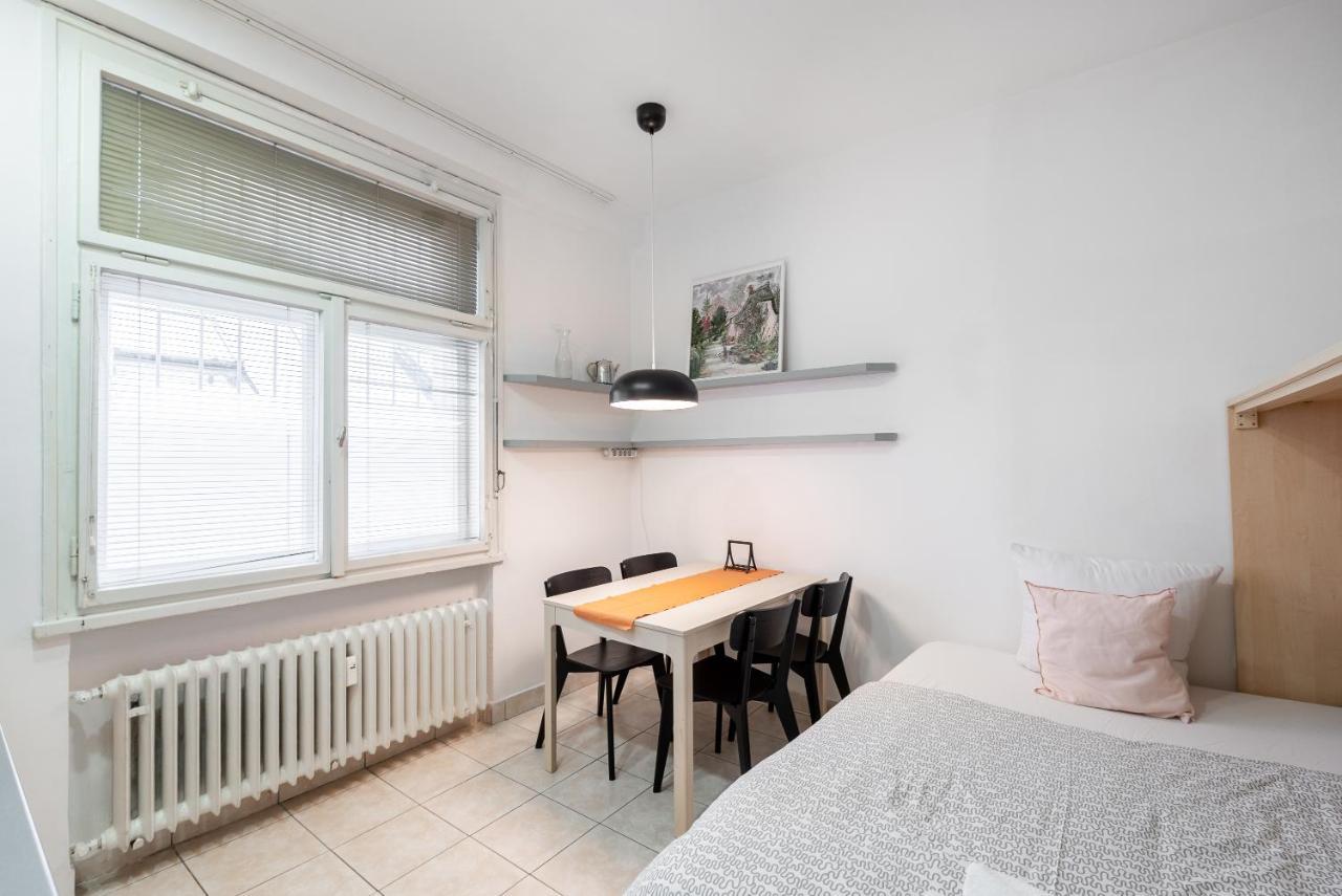 Lotus Apartment Praag Buitenkant foto