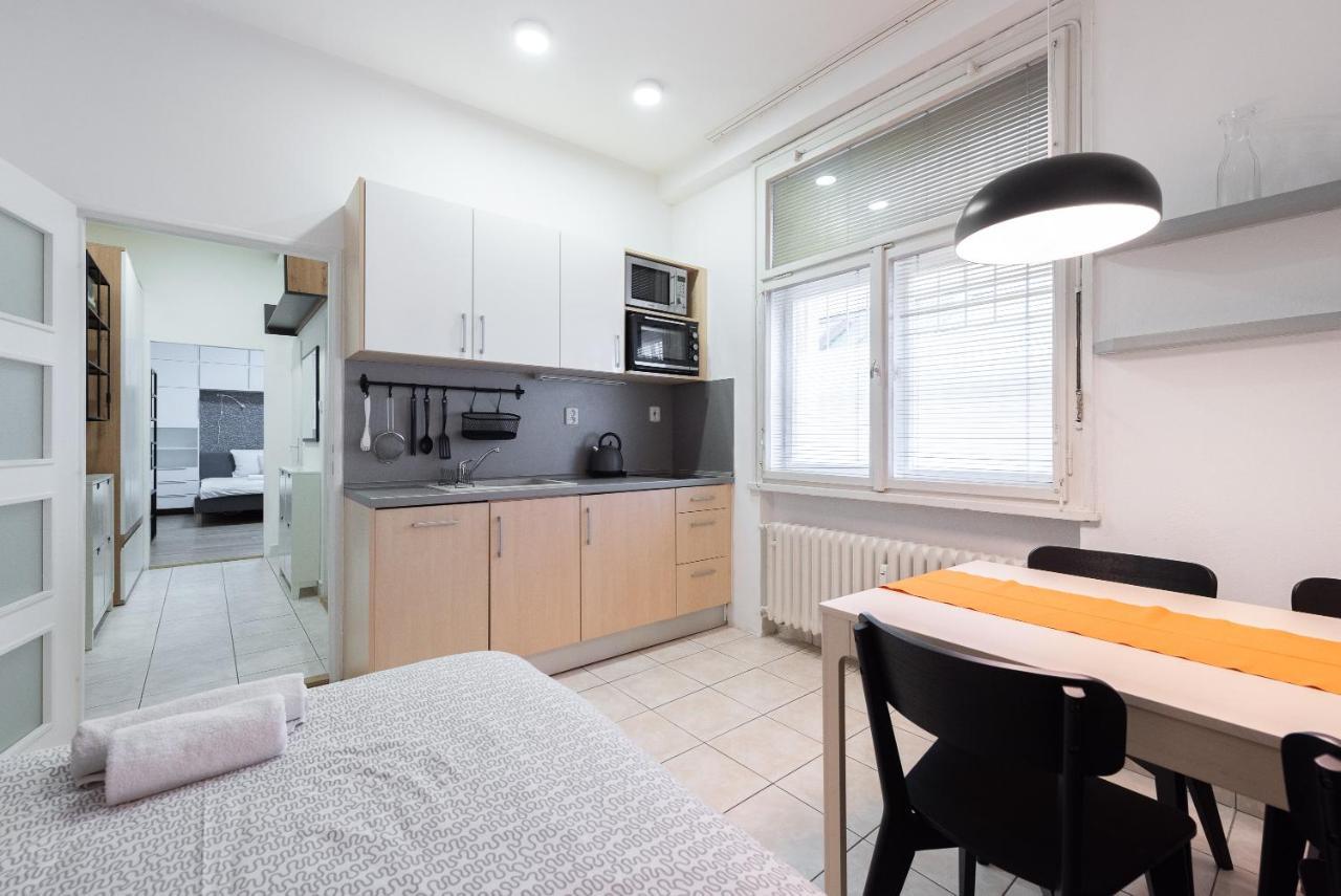 Lotus Apartment Praag Buitenkant foto
